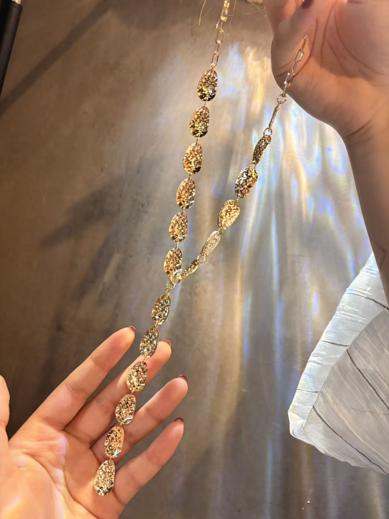 Golden Leaf Cascade – Y-Shaped Statement Necklace